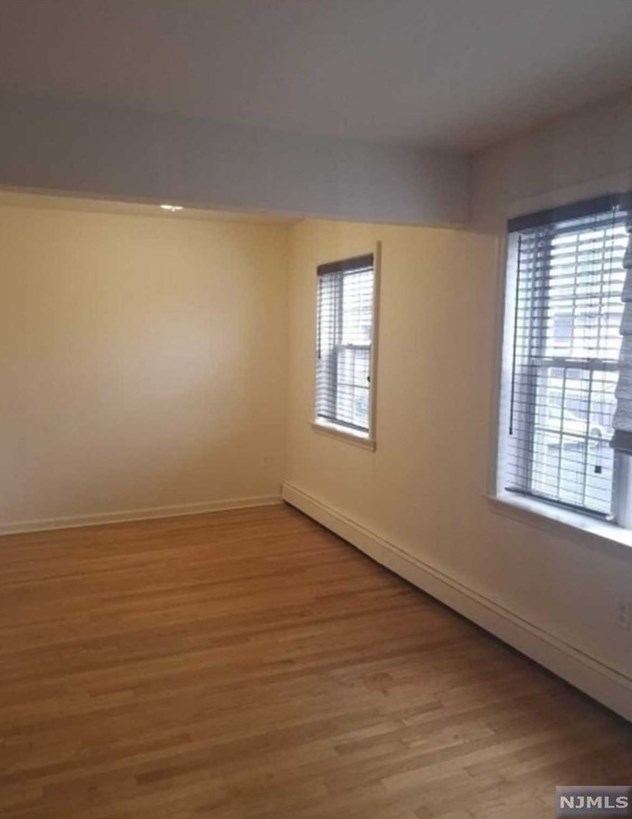 565 Grove St, Clifton NJ  07013-3142 exterior