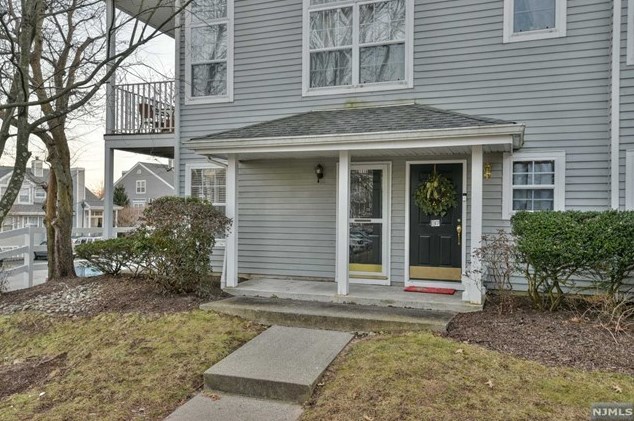 1316 Paddington Rd, Mahwah, NJ 07430