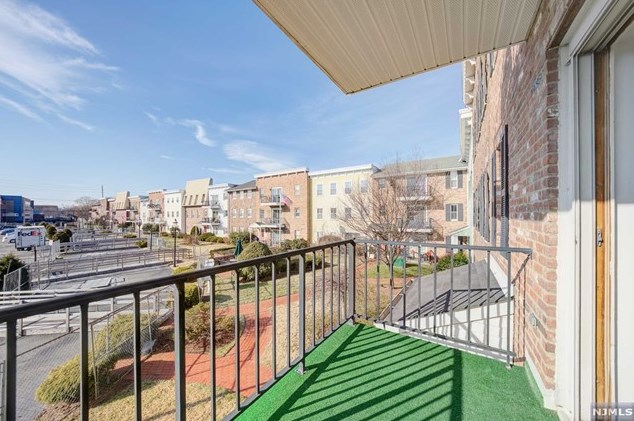 1008 Unicorn Way, Clifton NJ  exterior