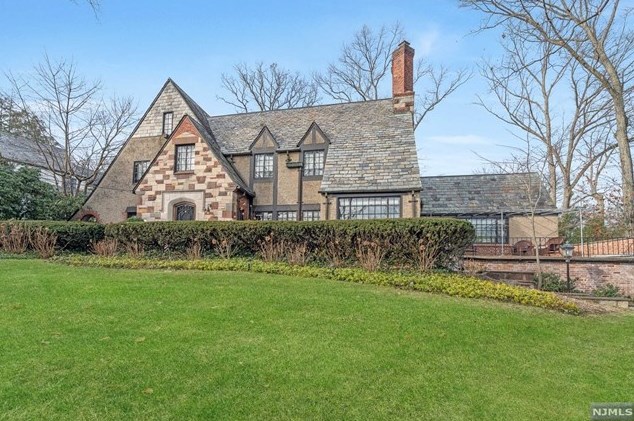 374 Heights Rd, Ridgewood, NJ 07450