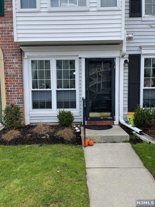 1243 Mulberry Dr, Mahwah, NJ 07430