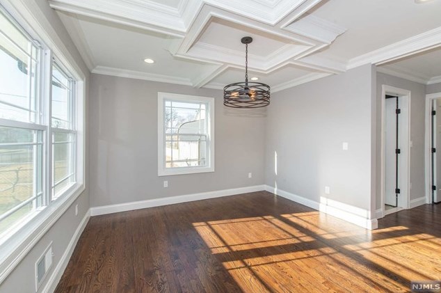 287 Floral Ln, Saddle Brook, NJ 07663-5044