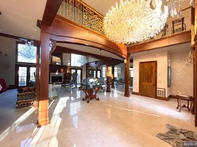 670 Shawnee Dr, Franklin Lakes, NJ 07417