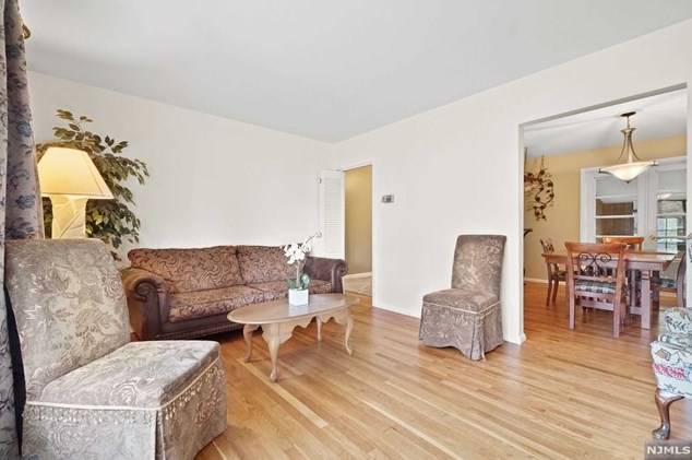 445 Beech Ave, Paramus, NJ 07652-5731