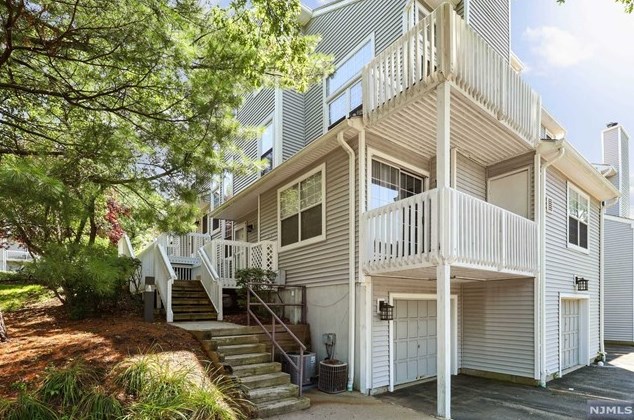 1 Quail Ct, Englewood, NJ 07631
