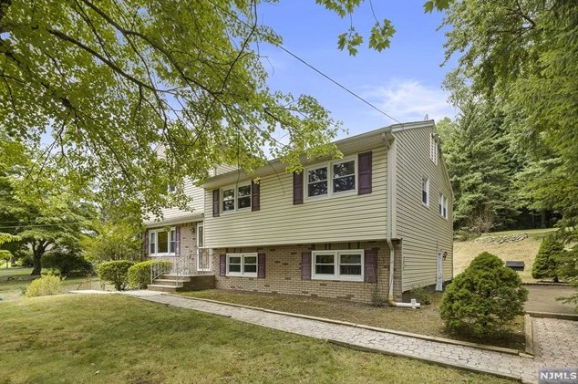 676 Blue Hill Rd, Westwood, NJ 07675