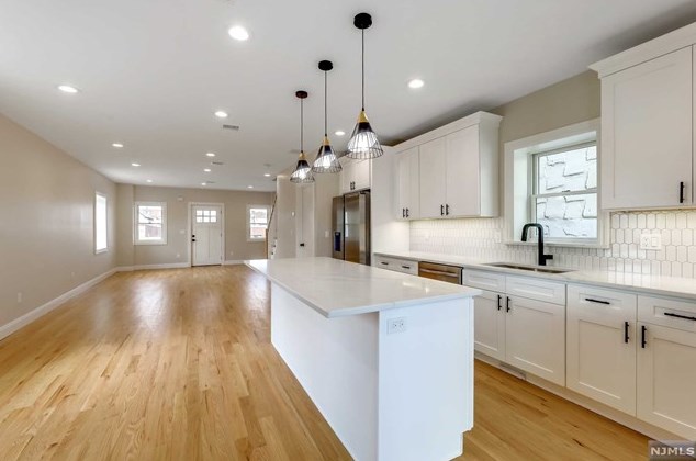 264 Chase Ave, Lyndhurst, NJ 07071-1906