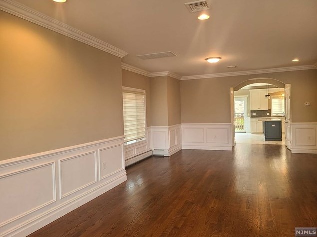 464 9th St #a, Palisades Park, NJ 07650