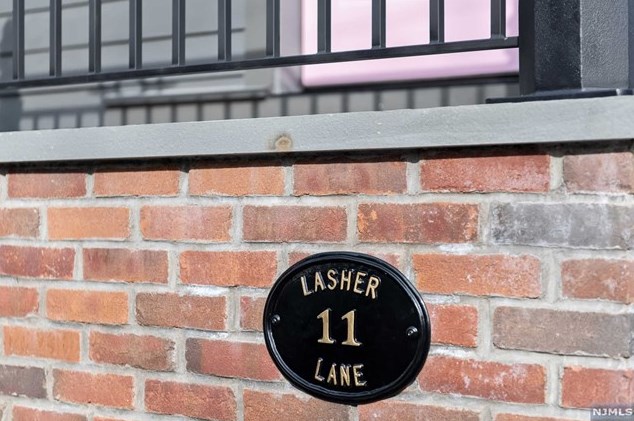 11 Lasher Ln, Edgewater, NJ 07020