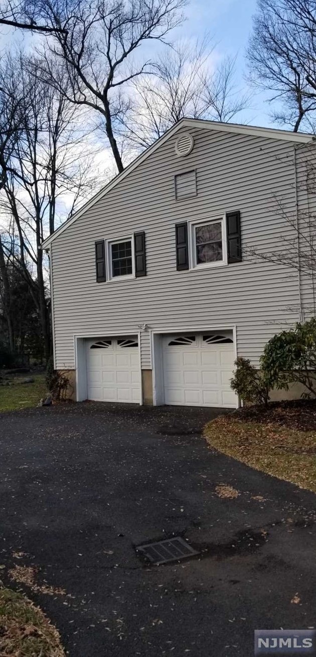 584 Spruce Ln, Franklin Lakes, NJ 07417