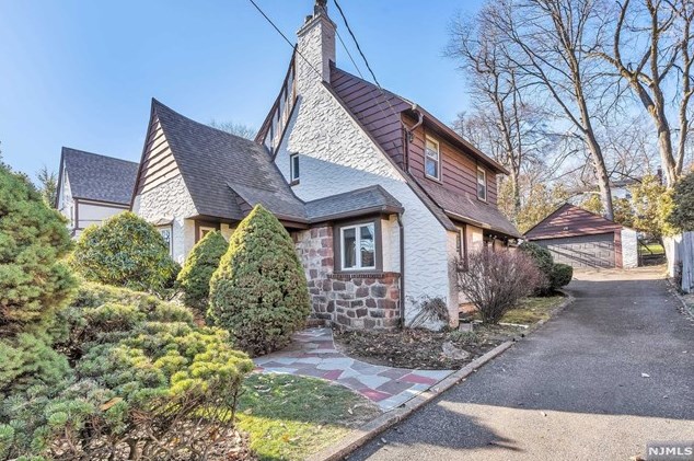 1296 Taft Rd, Teaneck, NJ 07666