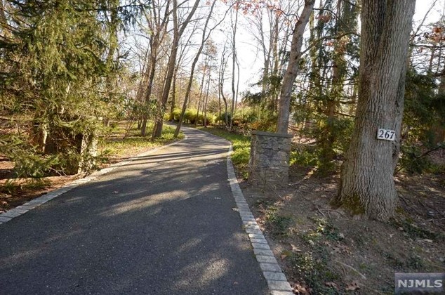 267 Indian Trail Dr, Franklin Lakes, NJ 07417