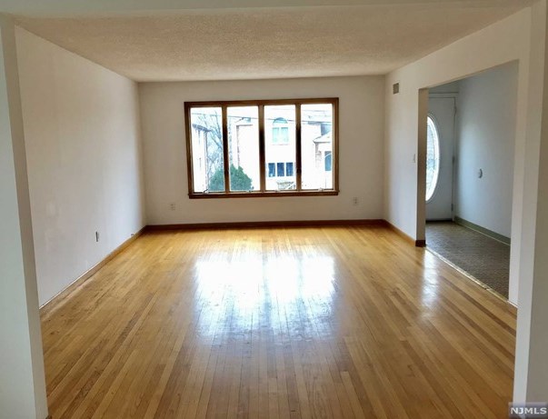 315 13th St #1st Fl, Palisades Park, NJ 07650