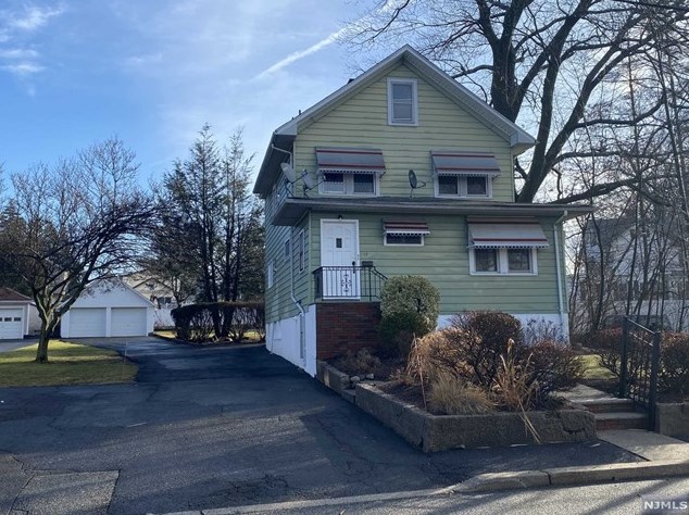 19 Hewson Ave, Waldwick, NJ 07463