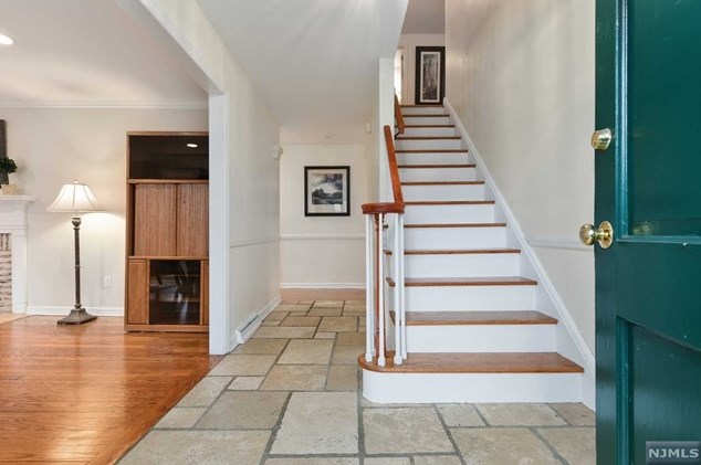 8 Deerfield Ln, Upper Saddle River, NJ 07458
