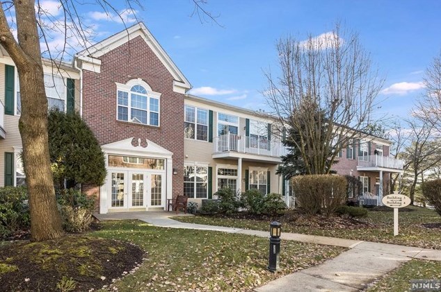 305 Four Seasons Dr, Wayne, NJ 07470-1943