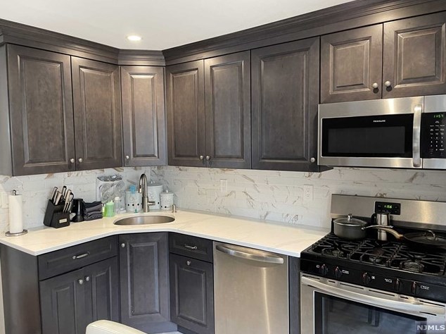 331 Harrison St, Paramus NJ  07652-4603 exterior