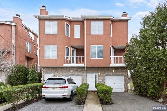 2430 1st St, West Fort Lee, NJ 07024-4002