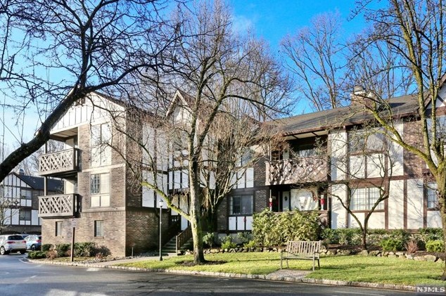 1201 Faulkner Ct, Mahwah, NJ 07430
