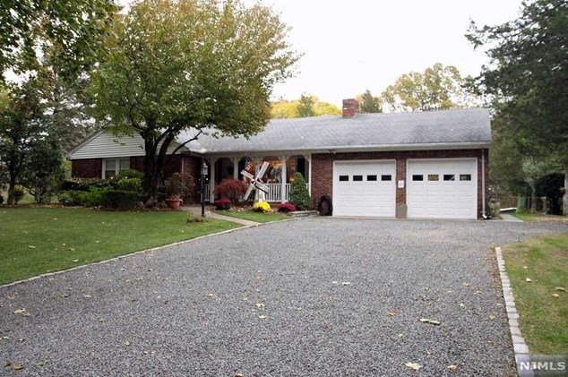 991 Colonial Rd, Franklin Lakes, NJ 07417
