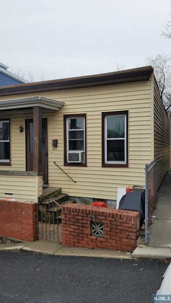 186 Cottage Ln, Cliffside Park, NJ 07010