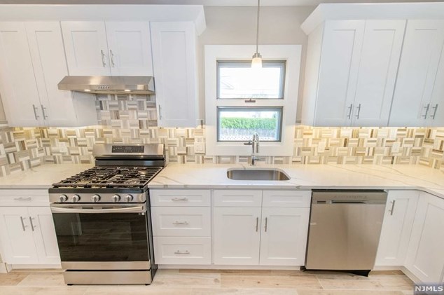 176 Chestnut St, Outwater, NJ 07026