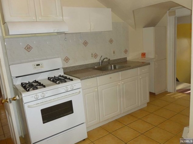 101 Macarthur Ave, Outwater, NJ 07026