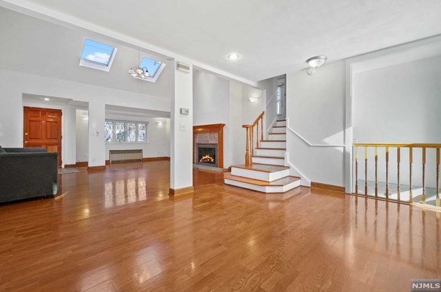 200 W Ivy Ln, Englewood, NJ 07631