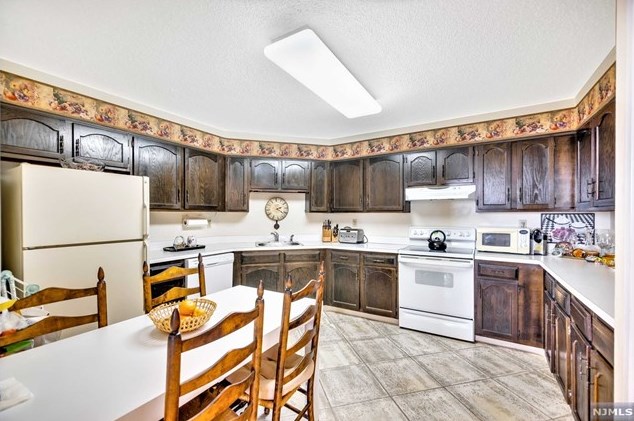 1223 Harmon Cove Tower, Secaucus NJ  07094-1738 exterior