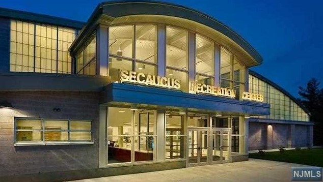 1223 Harmon Cove Tower, Secaucus NJ  07094-1738 exterior