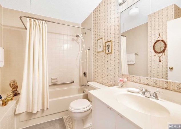 1223 Harmon Cove Tower, Secaucus NJ  07094-1738 exterior