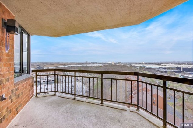 1223 Harmon Cove Tower, Secaucus NJ  07094-1738 exterior