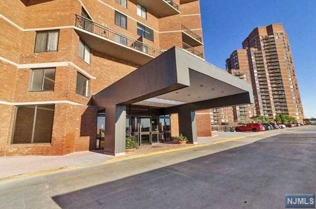 1223 Harmon Cove Tower, Secaucus NJ  07094-1738 exterior