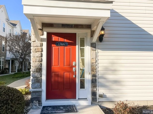 3 Holly Ln, Outwater, NJ 07026