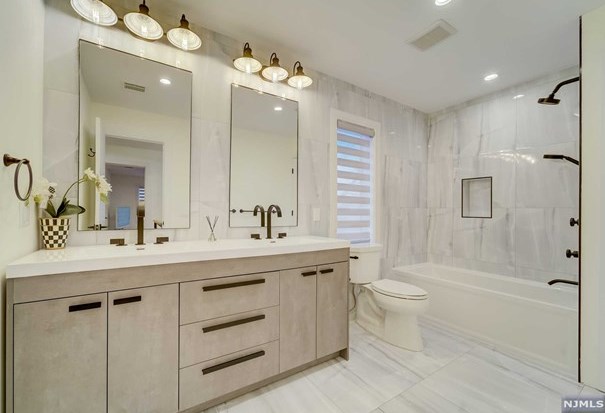 1070 Harvard Pl, West Fort Lee NJ  07024-1630 exterior