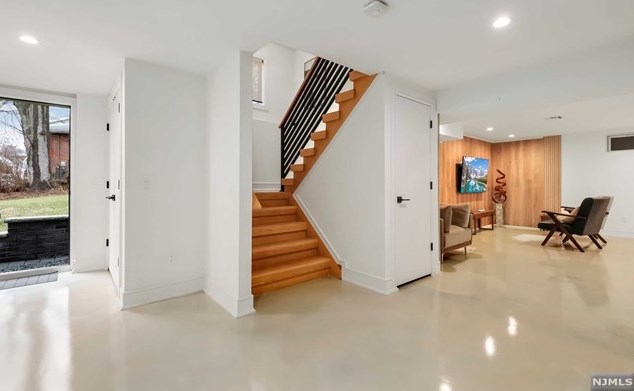 1070 Harvard Pl, West Fort Lee NJ  07024-1630 exterior