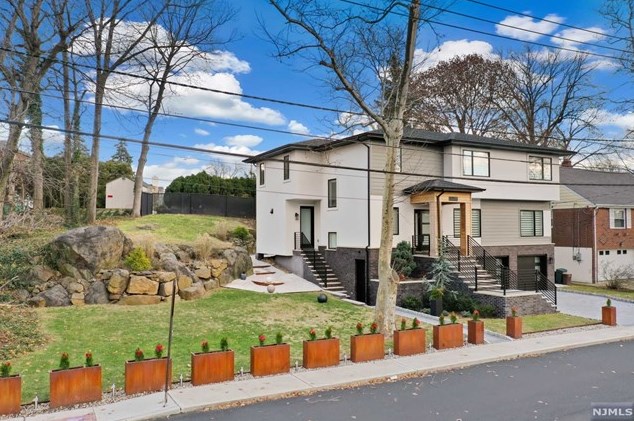 1070 Harvard Pl, West Fort Lee NJ  07024-1630 exterior