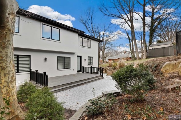 1070 Harvard Pl, West Fort Lee NJ  07024-1630 exterior