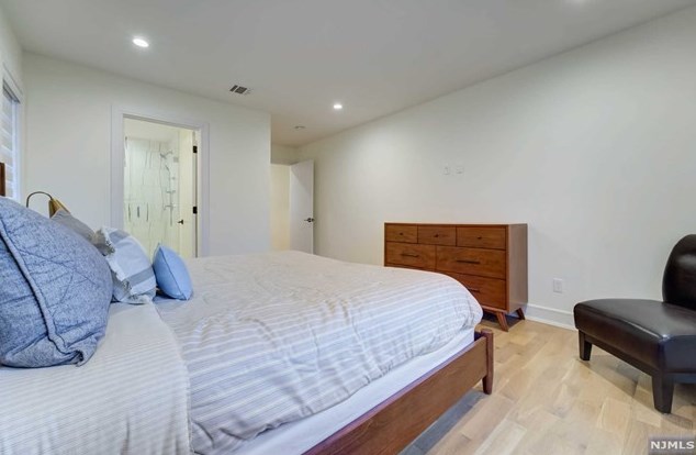 1070 Harvard Pl, West Fort Lee NJ  07024-1630 exterior