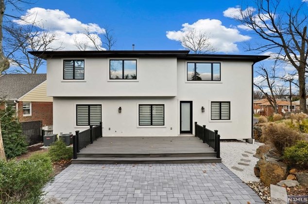 1070 Harvard Pl, West Fort Lee NJ  07024-1630 exterior