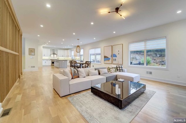 1070 Harvard Pl, West Fort Lee NJ  07024-1630 exterior