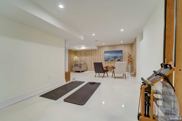 1070 Harvard Pl, West Fort Lee NJ  07024-1630 exterior