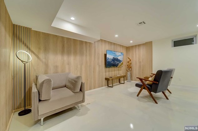 1070 Harvard Pl, West Fort Lee NJ  07024-1630 exterior