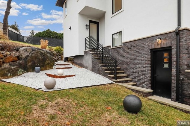 1070 Harvard Pl, West Fort Lee NJ  07024-1630 exterior