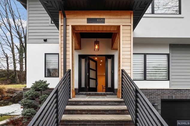1070 Harvard Pl, West Fort Lee, NJ 07024