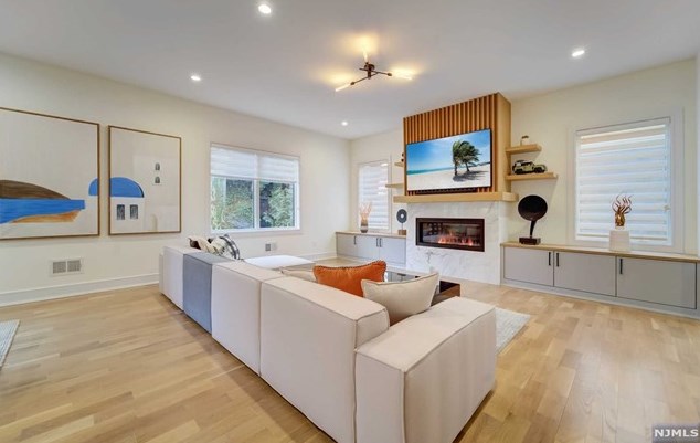 1070 Harvard Pl, West Fort Lee NJ  07024-1630 exterior