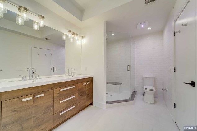 1070 Harvard Pl, West Fort Lee NJ  07024-1630 exterior