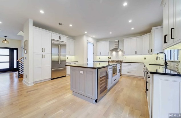 1070 Harvard Pl, West Fort Lee NJ  07024-1630 exterior