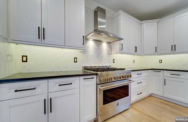 1070 Harvard Pl, West Fort Lee NJ  07024-1630 exterior