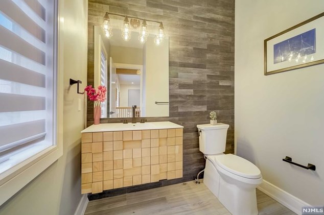 1070 Harvard Pl, West Fort Lee NJ  07024-1630 exterior